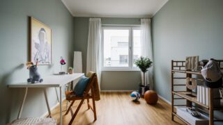 Jugendzimmer Musterhaus farbige Wand blaugrau