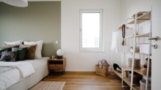 Schafzimmer Home Staging Wandfarbe grün-grau Musterhaus