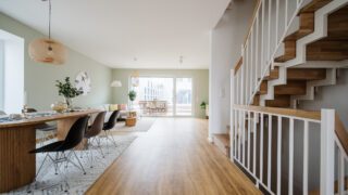 Wohnbereich Musterhaus farbige Wände